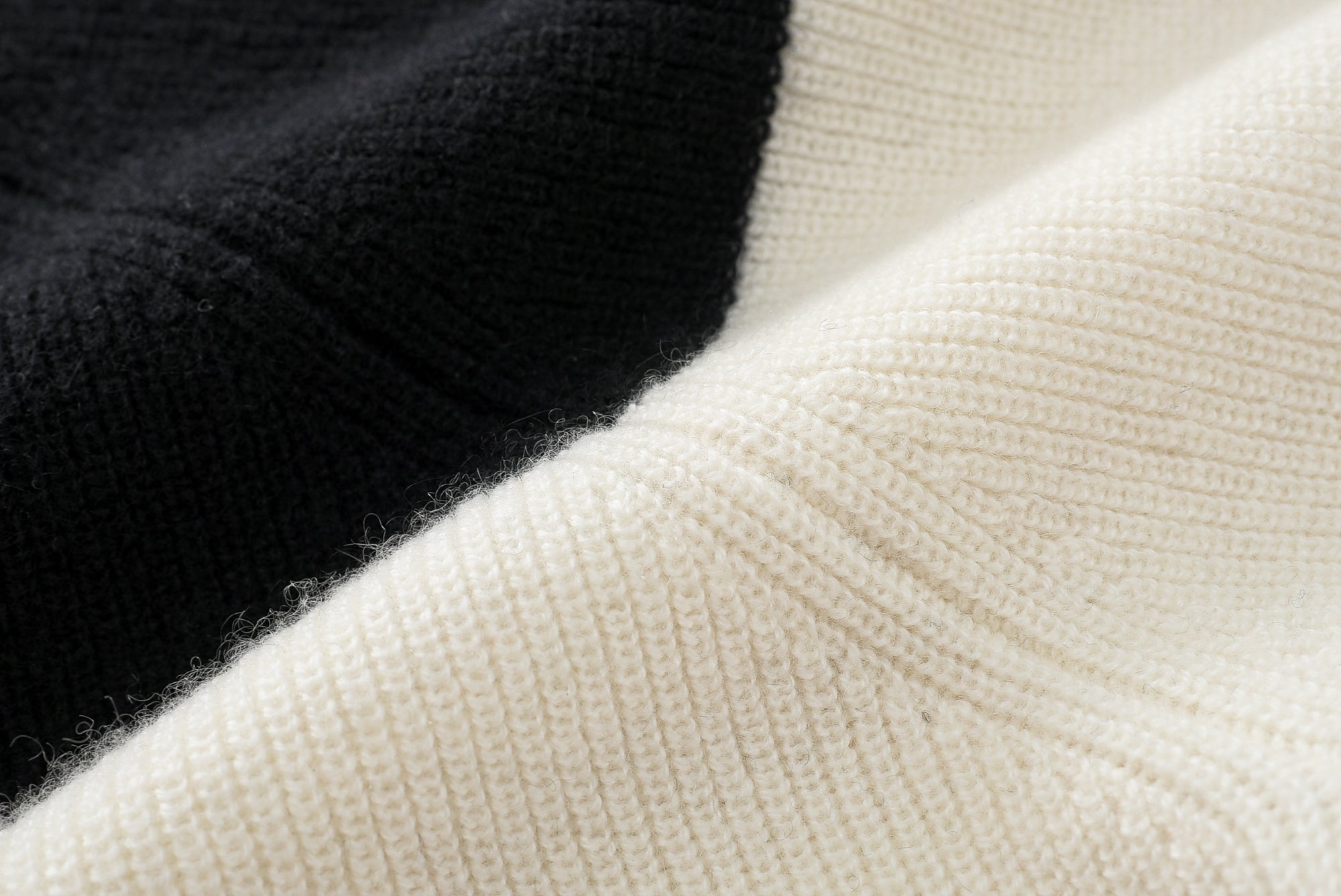 sign of pure cashmere knitted warmly and fashion style of black white stripe sweater for lady's