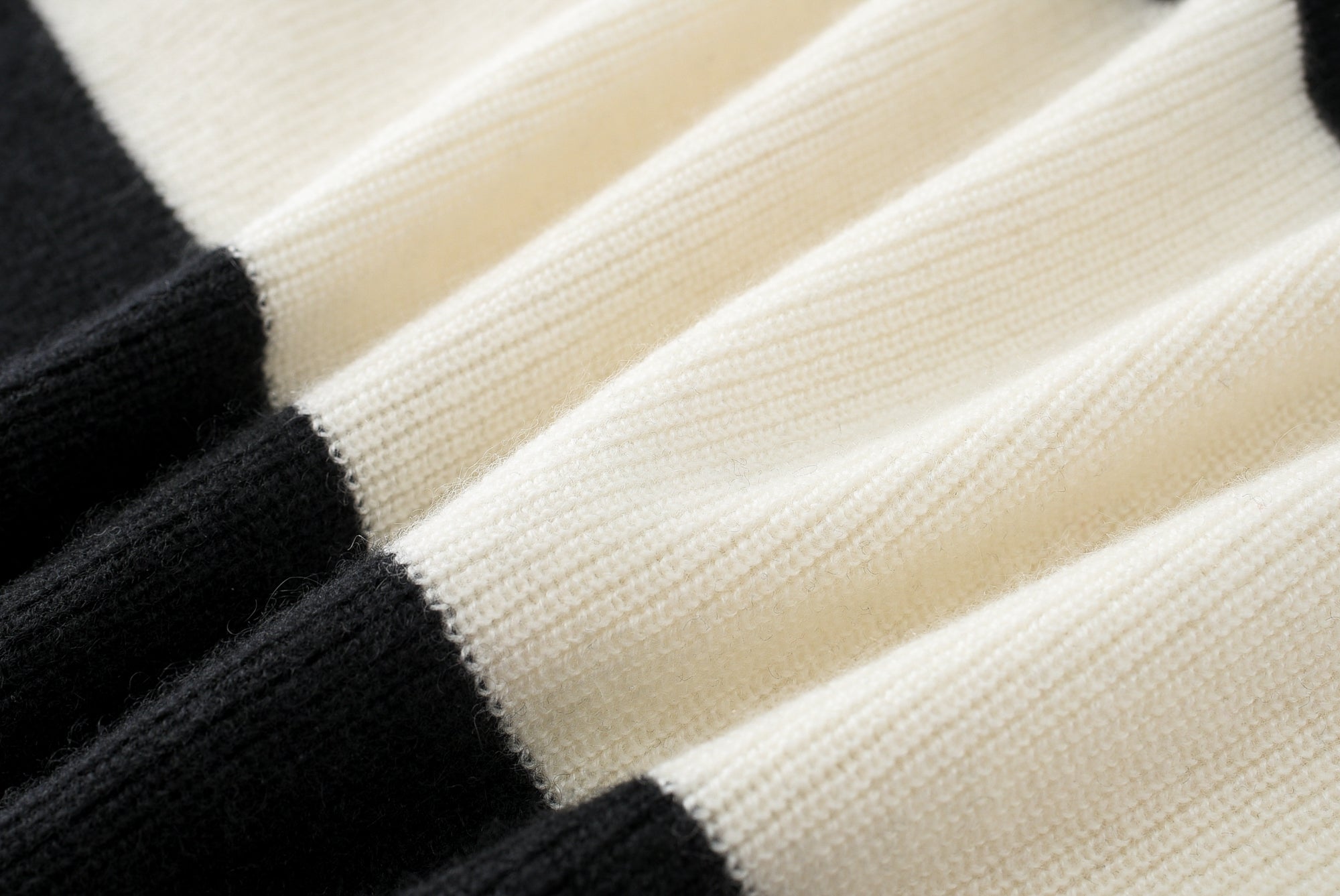 sign of pure cashmere knitted warmly and fashion style of black white stripe sweater for lady's