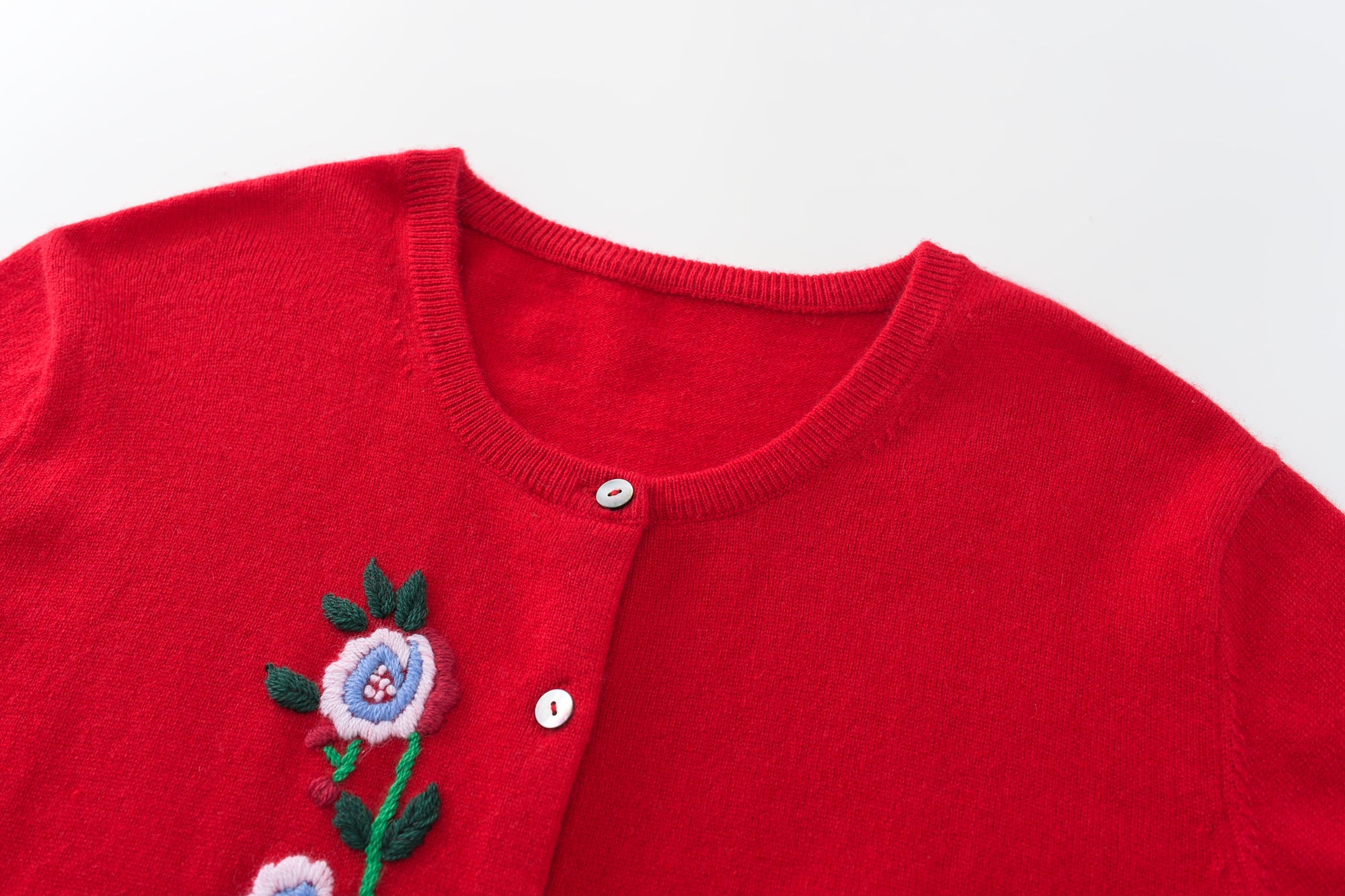 Europe best selling style of 100 percent cashmere knitted round neck embroidery christmas new year red color beautiful flower shell button cardigan