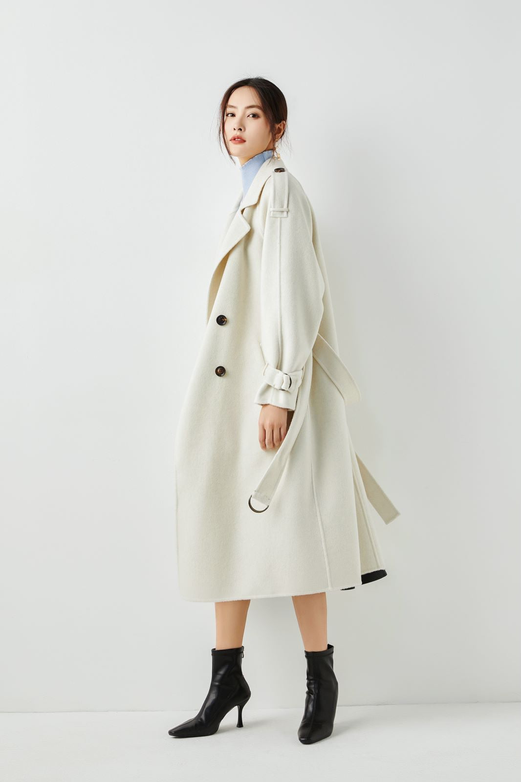 classic wrap coat in double -face wool cashmere made in Inner Mongolia high cashmere fiber produced area camel color of women's long coat.