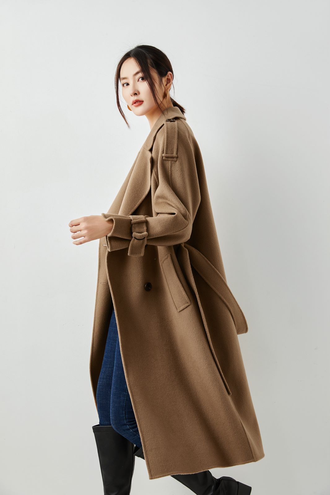 classic wrap coat in double -face wool cashmere made in Inner Mongolia high cashmere fiber produced area camel color of women's long coat.