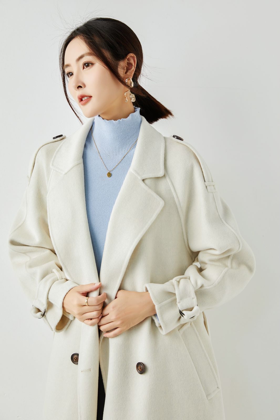 classic wrap coat in double -face wool cashmere made in Inner Mongolia high cashmere fiber produced area camel color of women's long coat.