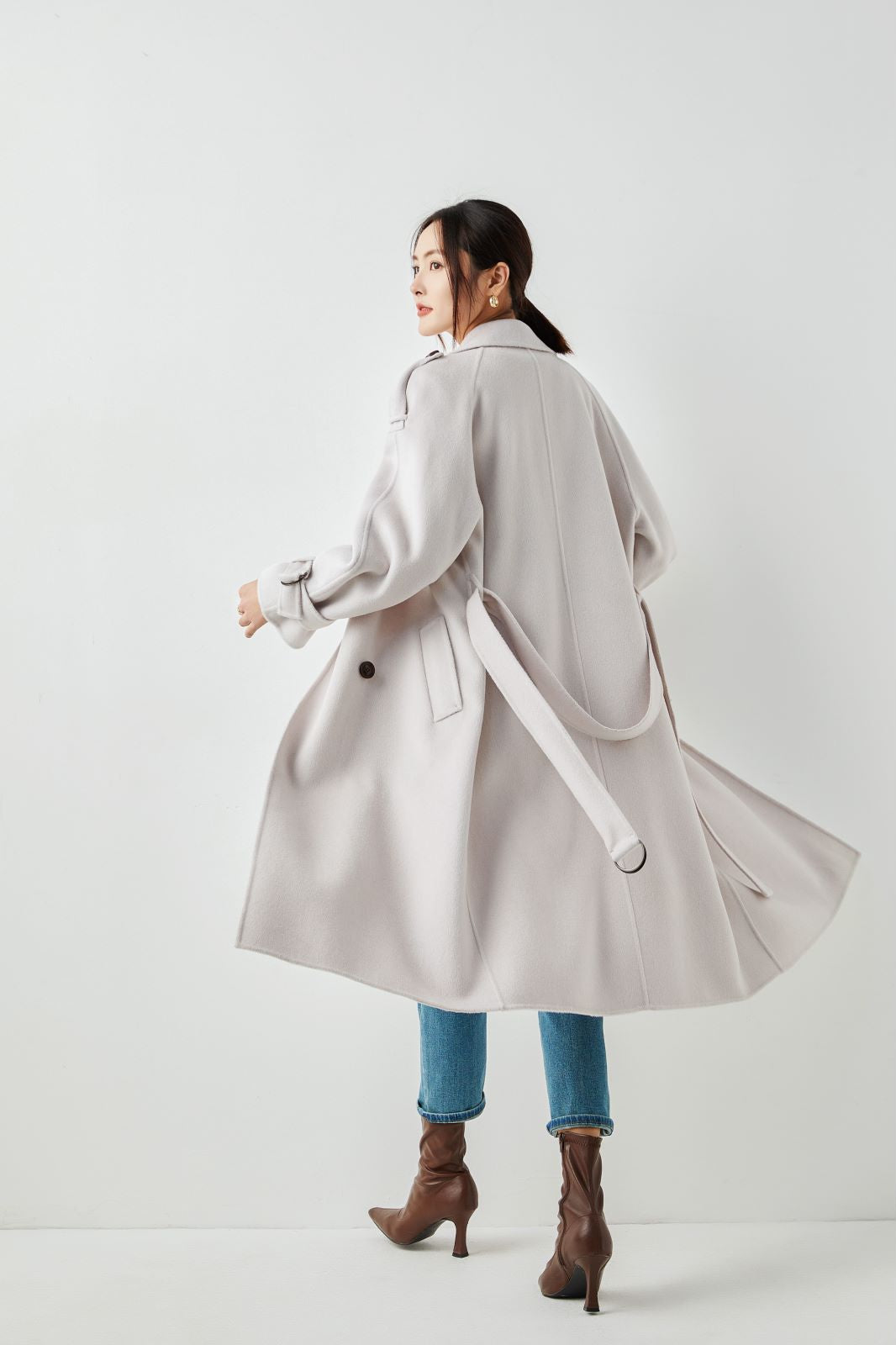 classic wrap coat in double -face wool cashmere made in Inner Mongolia high cashmere fiber produced area camel color of women's long coat.