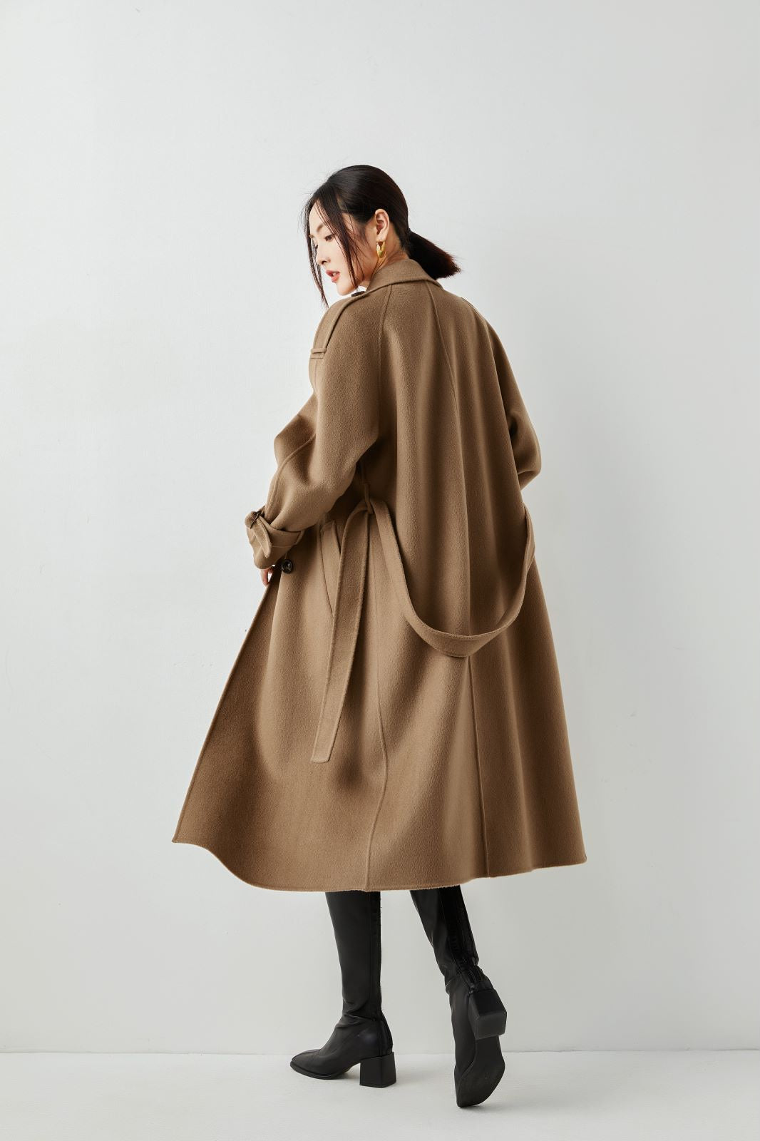 classic wrap coat in double -face wool cashmere made in Inner Mongolia high cashmere fiber produced area camel color of women's long coat.